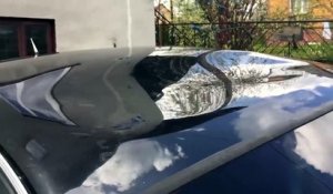 Belle méthode pour réparer un toit de voiture cabossé ! Ahahah