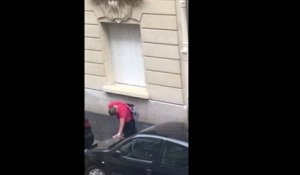 Un supporter ivre pisse dans la rue et tombe dans sa flaque