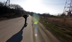 A pleine vitesse sur son longboard, il percute une voiture...