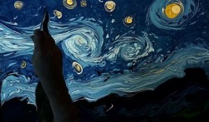 Deux célèbres peintures de Van Gogh à la surface d'un récipient