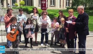 Les parents d'élèves du conservatoire manifestent en musique