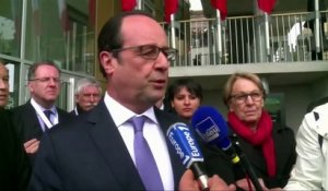 François Hollande et Julie Gayet narguent les photographes lors d’une soirée parisienne