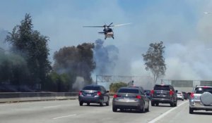 Incendie sur l'autoroute à Los Angeles : intervention en hélicoptère des pompiers