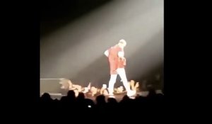 Justin Bieber tombe dans un trou en plein concert