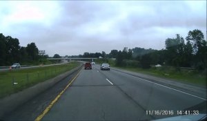 Une caravane perd son toit sur l'autoroute