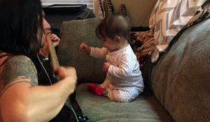 Un Nouveau Papa Heureux Joue Avec Un Joli Bébé Soulève Une Fille Adorable  En L'air Tient Le Bébé Dans Les Bras Avec Des Sourires D'amour Rit Aime La  Paternité Parentalité Concept De