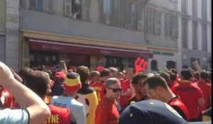 Des supporters belges chantent la sérénade à Nice