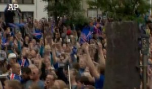 Le pur bonheur des supporters Islandais devant le match de la Hongrie