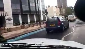 Ce Taxi à Londres poursuit une voiture ayant renversé un Cycliste !