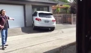 Un jeune homme de 16 homme explose la Porsche Cayenne de ses parents contre l'entrée du garage.