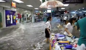 Une inondation envahit un centre commercial en Chine