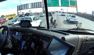 un camion protège une motarde en panne