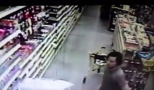 Une maman sauve sa fille d'un kidnapping devant les caméras de surveillance d'un magasin... Choc !