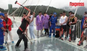 Chine: ils frappent un pont de verre pour tester sa solidité
