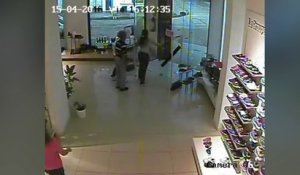 Une caméra de surveillance capte des images terrifiantes d’une tornade qui s’attaque à un magasin de chaussures !