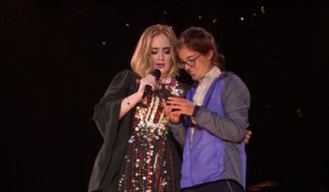 Adele lâche un rot au visage d'une fan en plein concert