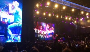Le Prince Harry monte sur scène pour chanter avec Coldplay