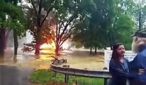 Il filme une maison en flammes emportée par les eaux