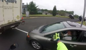 Un motard se venge d'une conductrice qui a manqué de le renverser