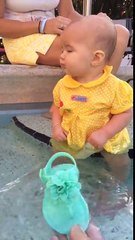 Cette Maman N Aide Pas Son Bebe Qui Tombe La Tete La Premiere Dans La Piscine Pour La Plus Belle Raison Du Monde Sur Orange Videos