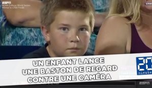 Un enfant lance  une baston de regard contre une caméra