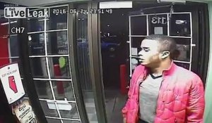2 cambrioleurs tirent dans la porte d'un magasin pour s'enfuir