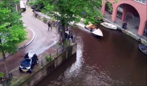 Ce Porsche Cayenne envoie une Smart à l'eau à Amsterdam pendant le tournage d'un film Hitman