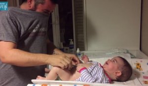 Un papa est dégoûté par la couche sale de son bébé