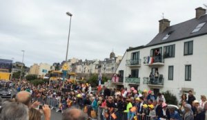 Le départ de l'étape Granville - Angers depuis la foule