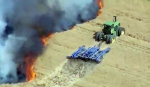Cet agriculteur parvient à éteindre seul le feu qui dévaste sa moisson !