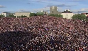 Impressionnant clapping des supporters islandais à Reykjavik