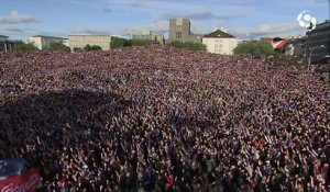 20000 supporters Islandais frappent dans leurs mains à Reykjavik pendant France Islande - Euro 2016