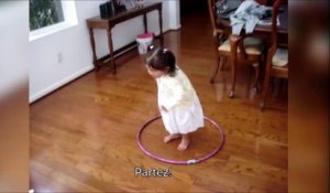 Elle a sa façon bien à elle de faire du Hula Hoop. Trop mignonne