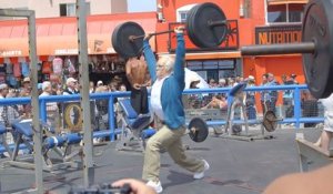 Déguisé en vieil homme, cet athlète piège des bodybuilders de Californie