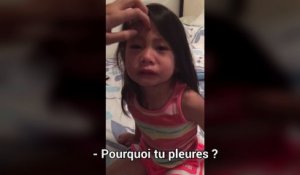 Une petite fille pleure car sa grande soeur à ses règles