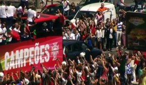 Les joueurs portugais accueillis par une marée humaine dans les rues de Lisbonne