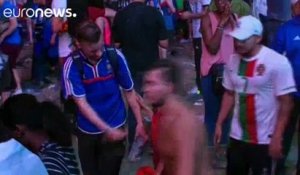 Un enfant portugais console un supporter français