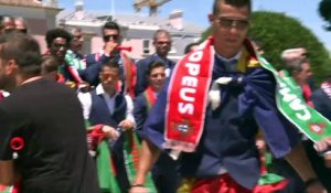 Euro-2016: du palais présidentiel, Ronaldo brandit le trophée