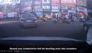 Quand une conductrice fait du bowling avec des scooters