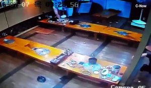 Un sanglier fout le bordel dans un restaurant