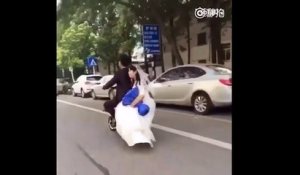 Quelle idée d'aller à son mariage en scooter : la mariée chute et le marié l'abandonne sur la route!