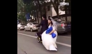 Une jeune mariée chute d'un scooter mais son mari continue sans elle