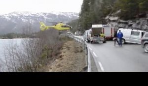 Cet hélicoptère atterrit sur le rail de l'autoroute pour déposer un secouriste
