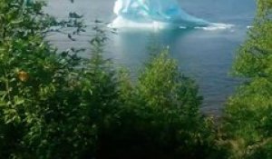 Au Canada, un iceberg se retourne et se brise