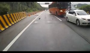 Un bus fonce à pleine vitesse sur des voitures arrêtées sur l'autoroute - Terrible accident