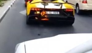 Le conducteur s’enflamme, sa Lamborghini part en fumée