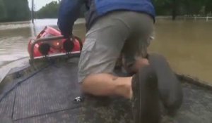 Une femme et son chien piégés dans une voiture en pleine inondation sauvés par un homme courageux