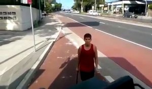 Ce fou attaque un bus et défonce le pare brise à mains nues à Sydney !