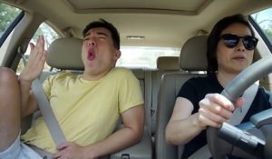 Ce mec est complètement fou quand il chante dans la voiture de sa mère !