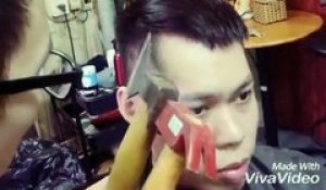 Ce coiffeur coupe les cheveux de ses clients à la hache et au marteau